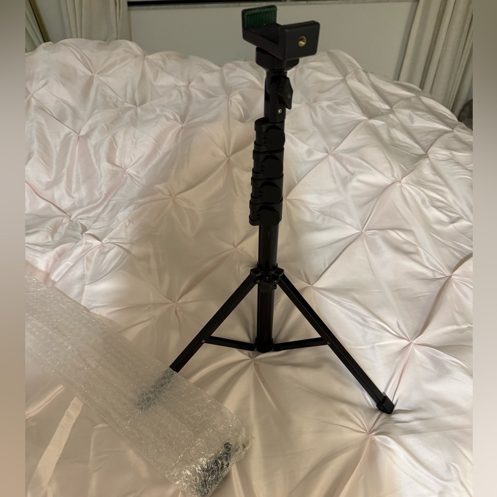 Extendable iPhone Tripod with Remote - Picture 9 of 9
